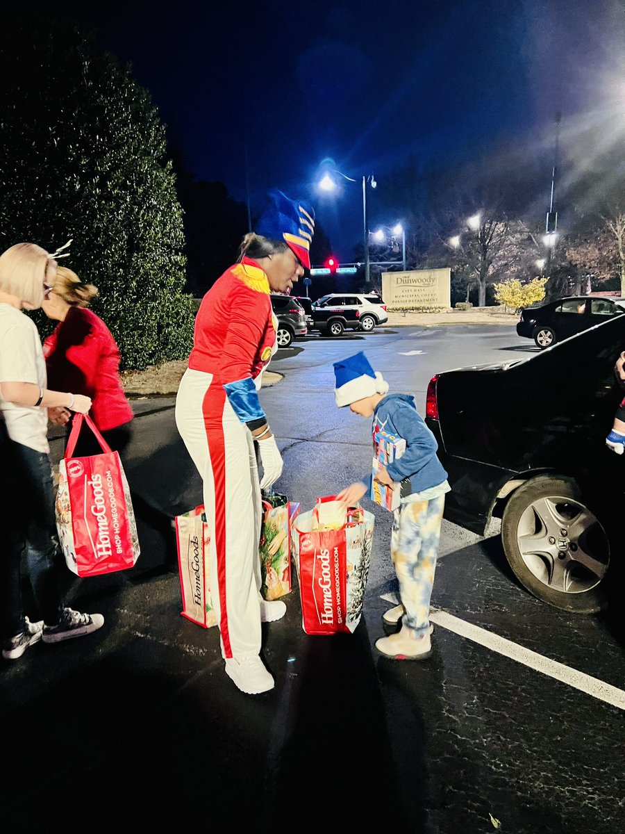 ICareAtlanta's tweet image. Hello, family and friends. Yesterday, @ICareAtlanta partnered with @DunwoodyPolice to supply food to 25 families and toys to 64 kids in the Dunwoody community. We sincerely thank @DunwoodyGA and @DunwoodyPolice.