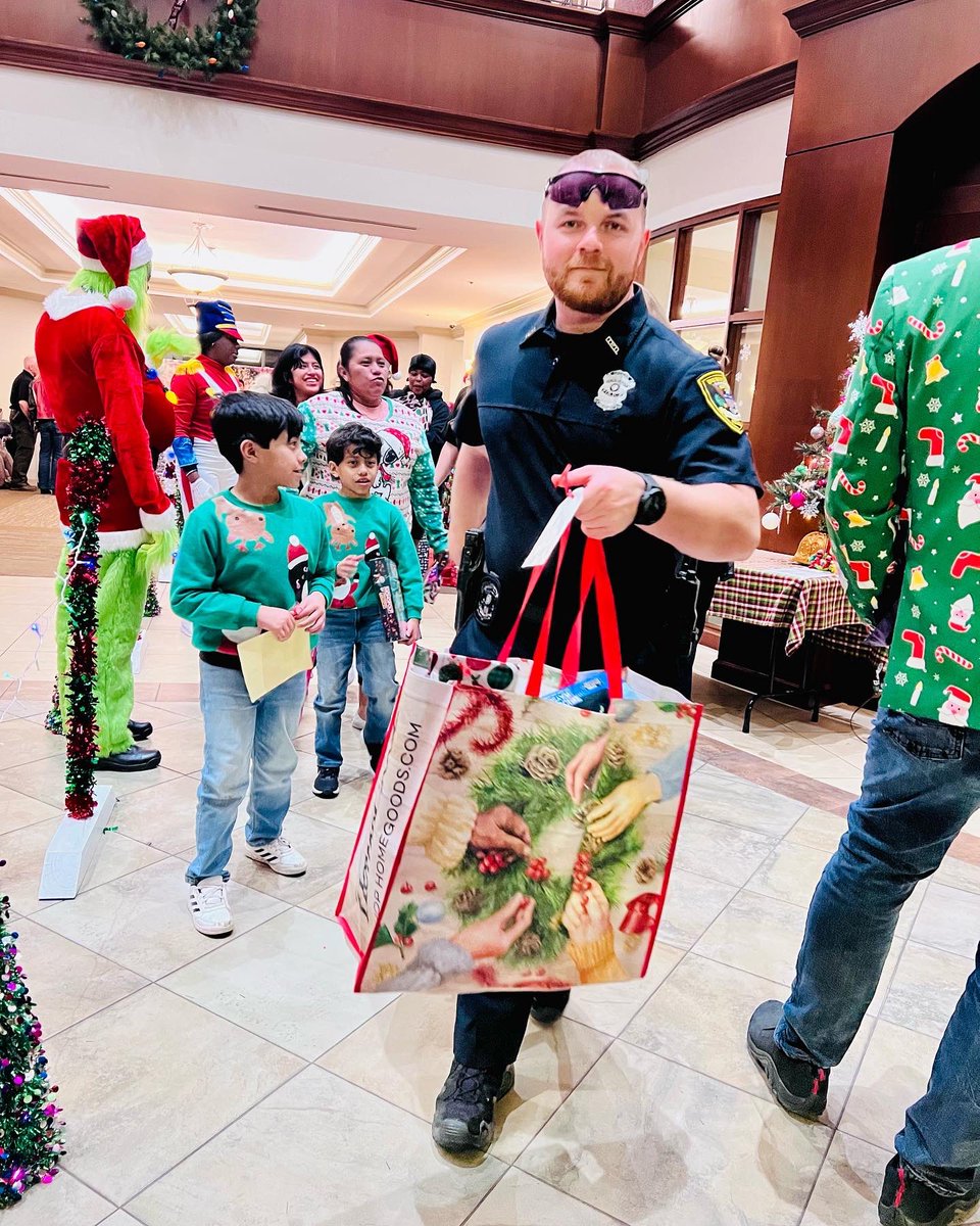 ICareAtlanta's tweet image. Hello, family and friends. Yesterday, @ICareAtlanta partnered with @DunwoodyPolice to supply food to 25 families and toys to 64 kids in the Dunwoody community. We sincerely thank @DunwoodyGA and @DunwoodyPolice.