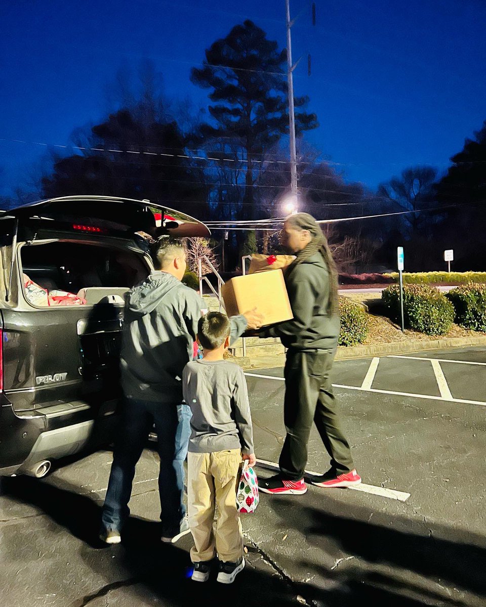 ICareAtlanta's tweet image. Hello, family and friends. Yesterday, @ICareAtlanta partnered with @DunwoodyPolice to supply food to 25 families and toys to 64 kids in the Dunwoody community. We sincerely thank @DunwoodyGA and @DunwoodyPolice.
