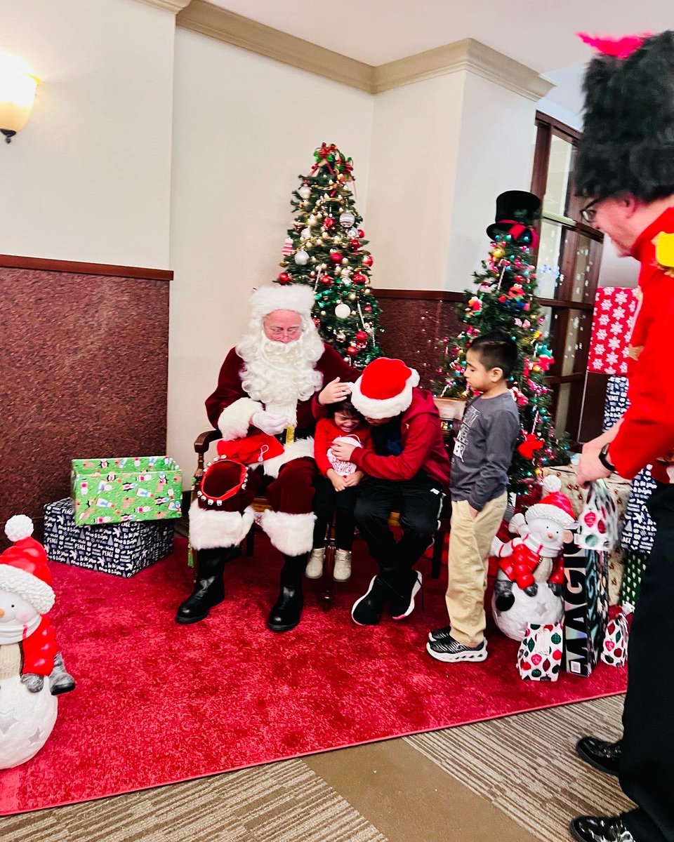 ICareAtlanta's tweet image. Hello, family and friends. Yesterday, @ICareAtlanta partnered with @DunwoodyPolice to supply food to 25 families and toys to 64 kids in the Dunwoody community. We sincerely thank @DunwoodyGA and @DunwoodyPolice.