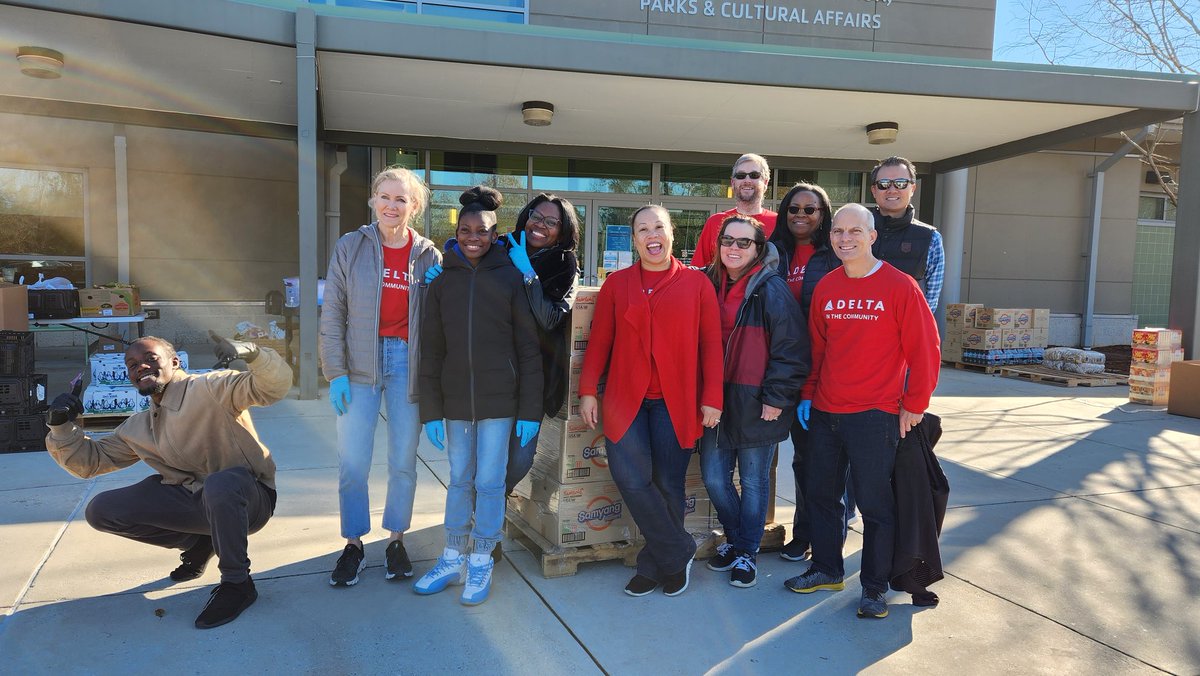 WadeWalkerYMCA's tweet photo. The chilly temps did not deter @Delta employees from volunteering at our Friday Grocery Box giveaway. Thank you! #GivingBack https://t.co/KKB2rB2Pt8