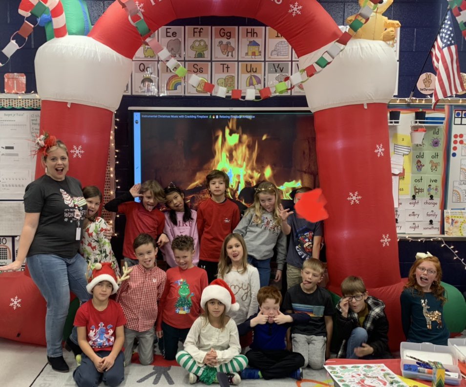 tinastarnes79's tweet photo. Christmas Party Fun!! 🎄🎄🎄 #LCEWolves #StarnesStars #christmas2022 https://t.co/nwhQDgo3tE
