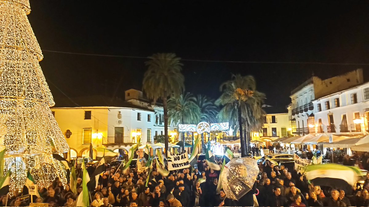 pedroo_m17's tweet photo. 🔴 A esta hora, la Plataforma Salva Tu Tierra lleva a cabo una cacerolada en la ciudad de Zafra. 

A pesar de la lluvia, hasta allí se han desplazado 4 autobuses repletos de vecinos para seguir protestando contra el macrovertedero. https://t.co/4i9viWBh5m