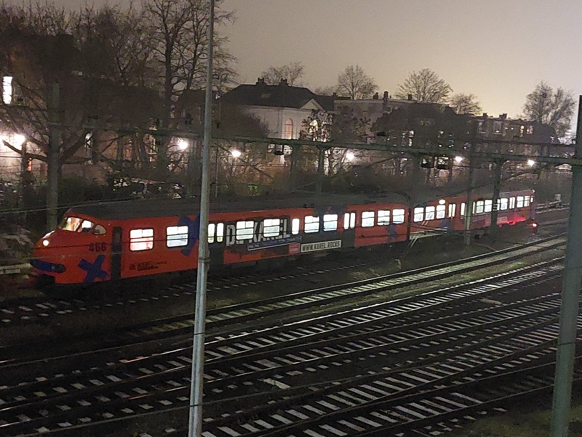 eurovermeer's tweet photo. #treinleven #planV #DeKarel #treinstel 466 vanaf de #Herewegviaduct in #Groningen. De trein staat voorbij het sein 170 op spoor 36 en op het spoor dat vroeger voor locomotieven was bestemd. > https://t.co/hgYkb9bjfe