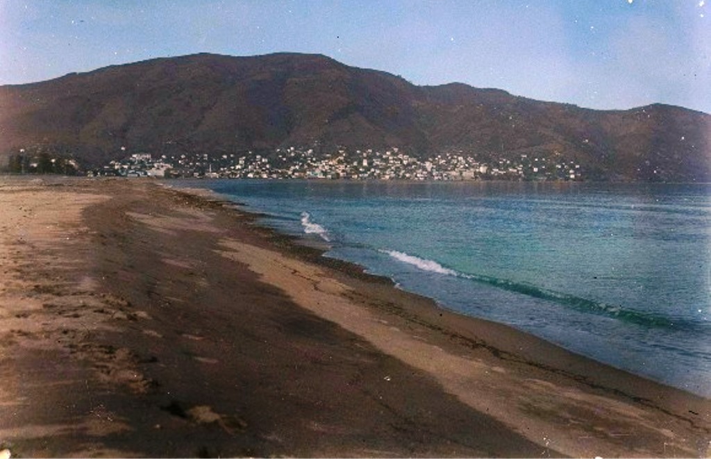 1927'de Dr. Ernest Nowack'ın cam filme aldığı Ordu şehri ve Boztepe'nin görünümü. Ordu'nun doğu yönü boyunca sahilleri kumsallarla kaplıymış... Denizler ise masmavi ve tertemiz sulardan oluşuyormuş.