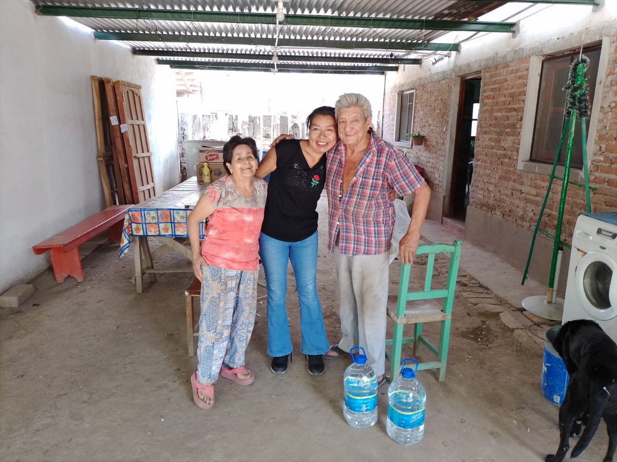 ArribaJujuy's tweet photo. ASISTIMOS A LOS VECINOS DE LA MANGA Y EL QUEMADO
A través de gestiones de la diputada nacional @CarolinaMoises y por pedido de la vocal de #Arrayanal @LilinaYaicures1 se pudo gestionar bidones de agua mineral que fueron repartidos a los vecinos de La Manga y El Quemado.
⬇️⬇️⬇️ https://t.co/itTw2D2F25