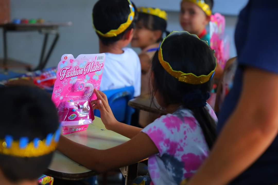 mayrazetino's tweet photo. Que bendición haber podido compartir con la niñez de la Escuela Biblica de Verano de la Iglesia Asambleas de Dios El Libano, Ateos.
#BendecidosParaBendecir https://t.co/dde5aN5OSu