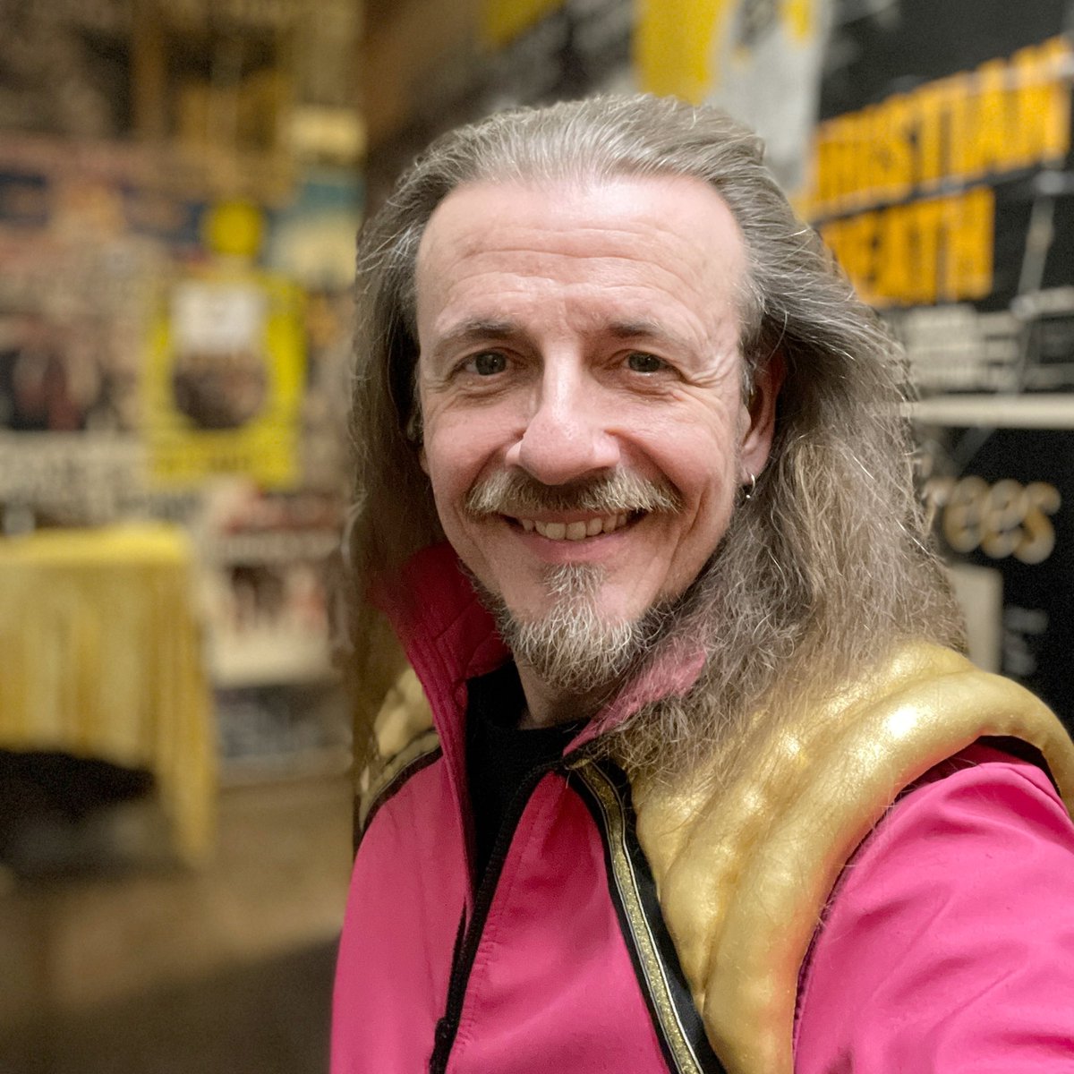VitoC_JBO's tweet photo. Hallo Coesfeld! Wir sehen uns gleich! 😎
#preshowselfie #preshow #vordershow #bisgleich #coesfeld #planetpink #planet #pink #planetpinktour2022 #smile #longhair #langehaare #bart #beard https://t.co/N0s558WLjG