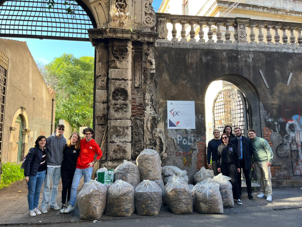 Questa mattina i ragazzi dell’Associazione <a href="/WeLoveUnict/">We Love Unict</a> del Dipartimento di Scienze Umanistiche armati di guanti e scopa hanno ripulito Piazza Dante e Via Biblioteca. Un esempio di amore e rispetto verso la nostra città ed il nostro quartiere ♻️
