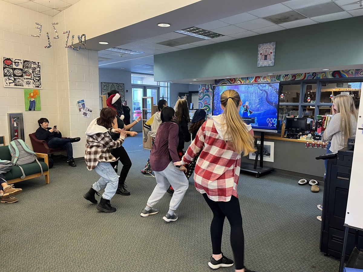 nwhs_media's tweet image. Just Dance, Holiday Edition, for the WIN! Closing out 2022 with some holiday fun! #govikes #GCSLibrariesEngage @GCSchoolsNC