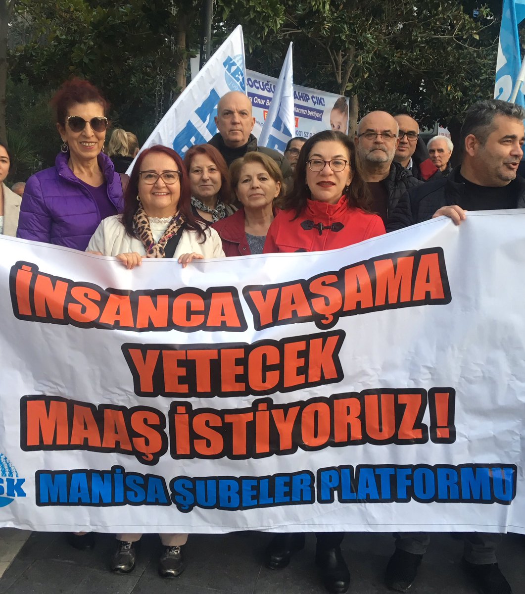 İnsanca Yaşama Yetecek kadar Maaş İstiyoruz. 
Kurtuluş yok tek başına, ya hep beraber, ya hiç birimiz. 
Taleplerimiz için Manolya Meydanındayız.