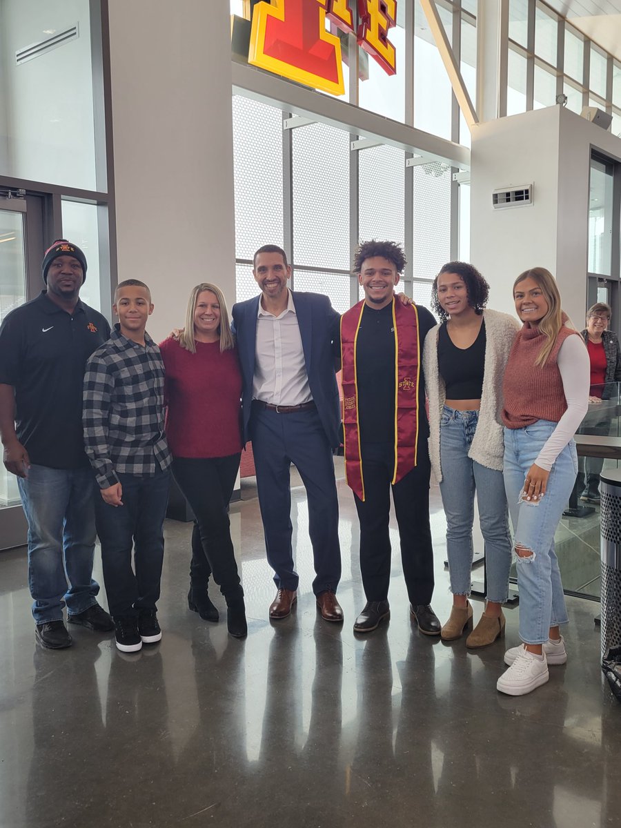 coreenjackson's tweet photo. Congratulations @kendelljackson2 
Masters of Science Degree in Information Systems and Business Analyst completed in 4.5 years is a huge accomplishment. Can't wait to see what the future holds for you! Proud of you! https://t.co/X41vQ23g6Z