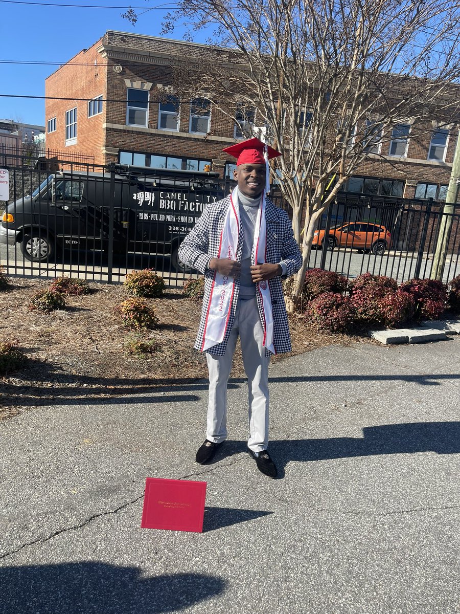 jayrod_25's tweet photo. Always finish whatever you set you mind to๐๐ค๐พ #1stgengrad #WSSU https://t.co/dBI3wGVl2Q