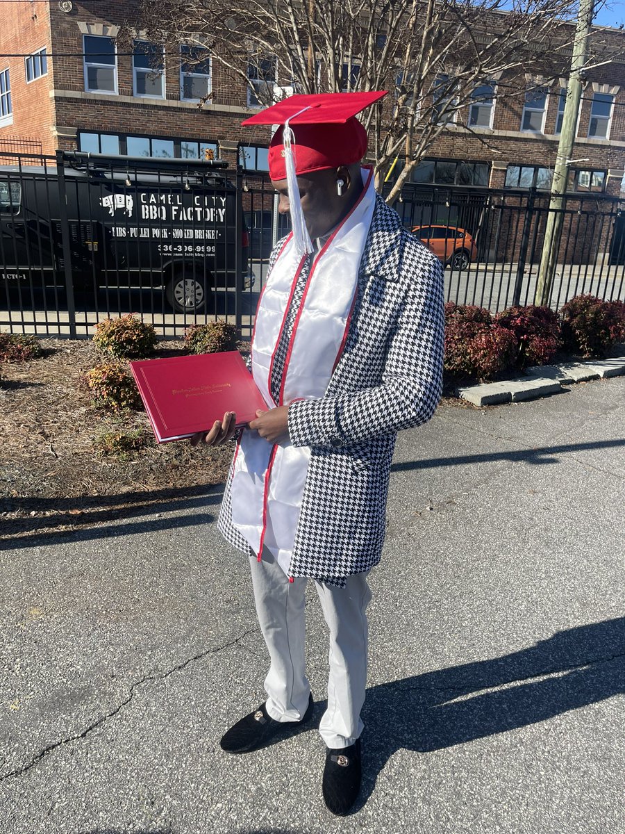 jayrod_25's tweet photo. Always finish whatever you set you mind to๐๐ค๐พ #1stgengrad #WSSU https://t.co/dBI3wGVl2Q