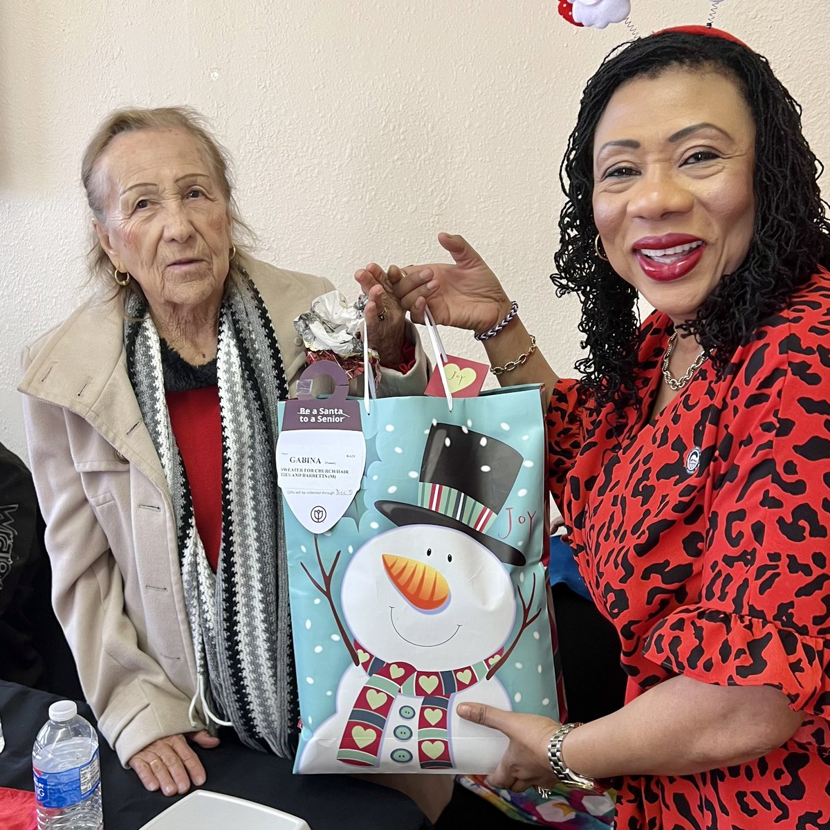 Copper Theory Creative (@coppertheorycr8) on Twitter photo Today we provided Christmas gifts, lunch, laughter, and a spontaneous caroling choir to the folks at Kingston Manor. ‘Twas a good morning! <a href="/KevinHartke/">Kevin Hartke</a> <a href="/cityofchandler/">City of Chandler, AZ</a> #giveback #chandleraz #salvationarmy Today we provided Christmas gifts, lunch, laughter, and a spontaneous caroling choir to the folks at Kingston Manor. ‘Twas a good morning! <a href="/KevinHartke/">Kevin Hartke</a> <a href="/cityofchandler/">City of Chandler, AZ</a> #giveback #chandleraz #salvationarmy