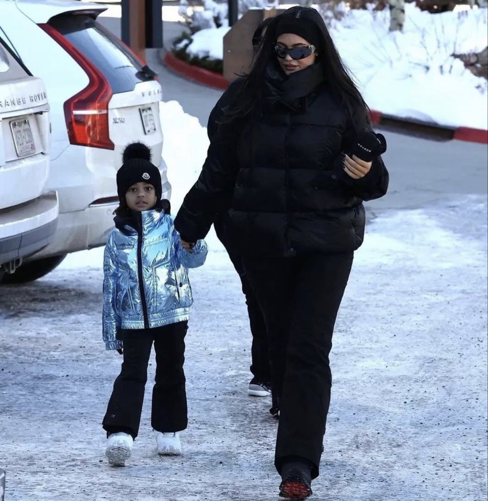 RT @amorversace: to be a rich mom taking her daughter ice skating in Aspen like Kylie Jenner https://t.co/vnzyCkBz6V
