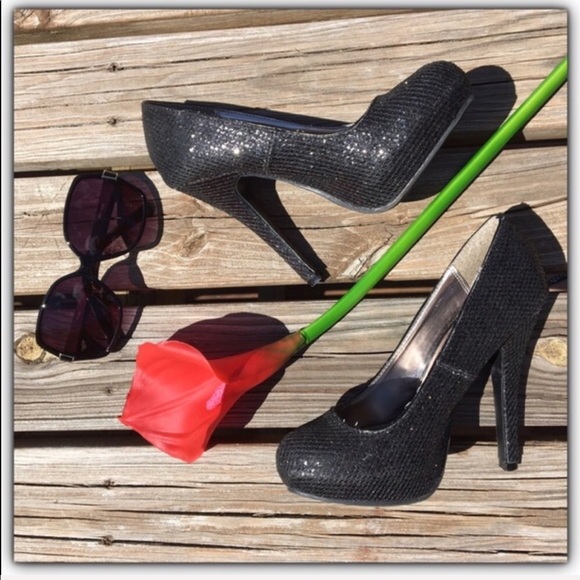 sellordiet's tweet photo. So good I had to share! Check out all the items I'm loving on @Poshmarkapp from @_dejavuapparel #poshmark #fashion #style #shopmycloset #buffalolondon #glojeans #callitspring: https://t.co/zVEEzHXs4X https://t.co/25bpjf1ylM