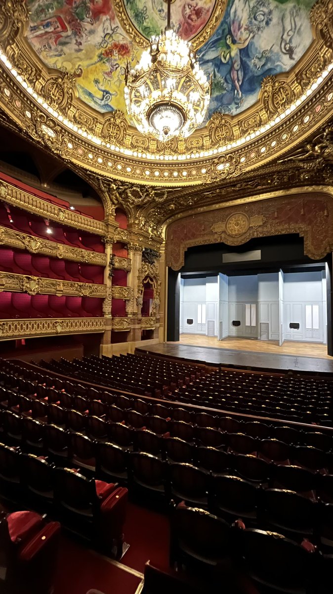 PatMarchesini's tweet photo. Clap de fin pour la journée à Paris sur le thème de l’opéra, avec l’AS Danse du @clgleracinay 
Les élèves de la WebTV préparent un reportage pour l’émission 3 ! A suivre… https://t.co/OetCijgPk8