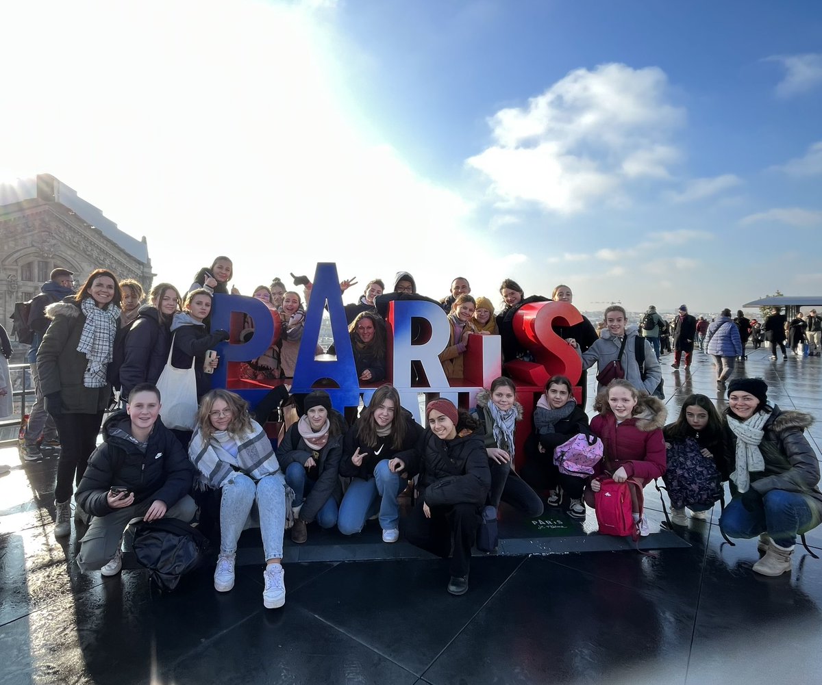 PatMarchesini's tweet photo. Clap de fin pour la journée à Paris sur le thème de l’opéra, avec l’AS Danse du @clgleracinay 
Les élèves de la WebTV préparent un reportage pour l’émission 3 ! A suivre… https://t.co/OetCijgPk8