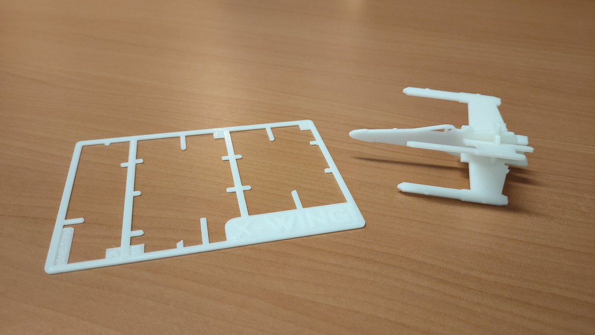 Nouvelle imprimante 3D montée, configurée et opérationnelle. Dès la rentrée, des projets vont pouvoir démarrer au Vertex, lieu d'expérimentation numérique de la Faculté SHS de <a href="/Univ_St_Etienne/">Université Jean Monnet Saint-Étienne</a> ! On en reparle l'année prochaine !