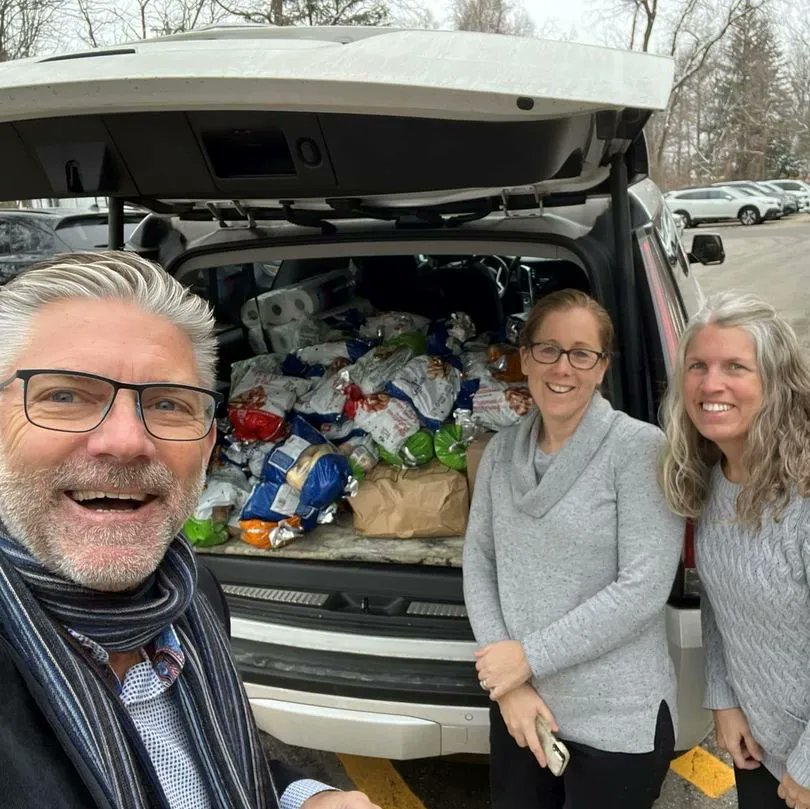 AncasterCommSer's tweet photo. Great big Thank You to Stephen Dunn, Julia Ross and #DesjardinsInsurance for donating a truckload of potatoes, carrots, and pancake mix and syrup for our Holiday Assistance Program! π We are so grateful for this generous donation. π
#HolidayAssistanceProgram #GiveWhereYouLive https://t.co/zypJBlRR8F