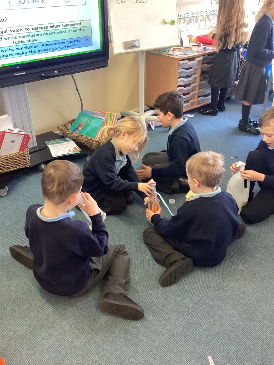 Year2_WIA's tweet photo. What a lovely few days it has been with christmas dinner, parties and even a science investigation  thrown in for good fun @CeInfant @Office_WIA @StBartsTrust https://t.co/CsQkw2C9jy