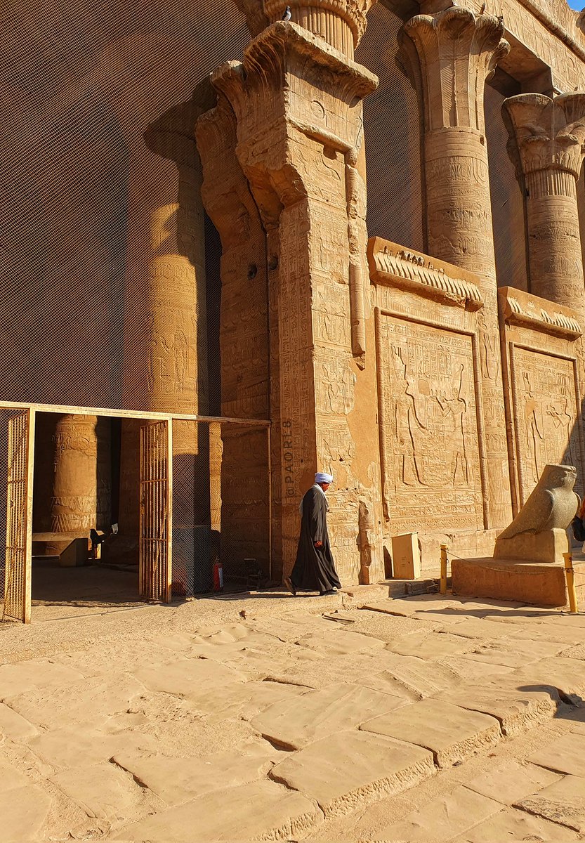 PaoRL8's tweet photo. A veces nunca sabrás el valor de un momento, hasta que se convierte en un recuerdo.
#Egipto #TemploEdfu #Horus #Ptolemies #unsueñohechorealidad
#viajarporEgipto https://t.co/0cFvLDYs6s