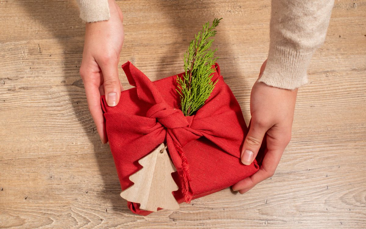 De cadeaumaand is vaak lastig te combineren met #duurzaamheid. Maar met deze consuminder cadeautips van &amp;MaatschapWij maak je de ontvanger én de Aarde blij.

maatschapwij.nu/blogs/consumin…

#duurzaam #zeist #consuminderen #duurzaamcadeau