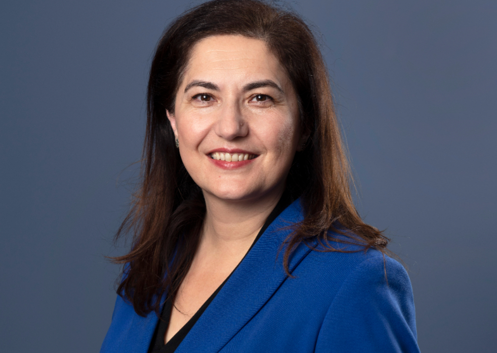 vng_magazine's tweet photo. . @Huri_Sahin is de nieuwe burgemeester van Rijswijk. Daarvoor was ze directeur van Stichting Lokaal Rotterdam, centrum voor democratie. Lees haar verhaal in #DeOverstap: https://t.co/LddniQ6CM0 https://t.co/eKJQPkOON2