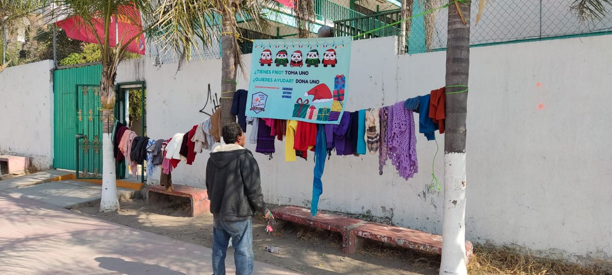 Secundaria39T's tweet photo. Comprometidos con nuestra comunidad llevamos a cabo la campaña de donación de suéteres, cobijas y bufandas. Nuestra intención, ayudar a los más necesitados con un abrigo no solo material, también en lo moral, que sepan que cuentan con el apoyo de la #Sec39 y su colectivo. 🧥❄️❣️ https://t.co/jweiTWKWop