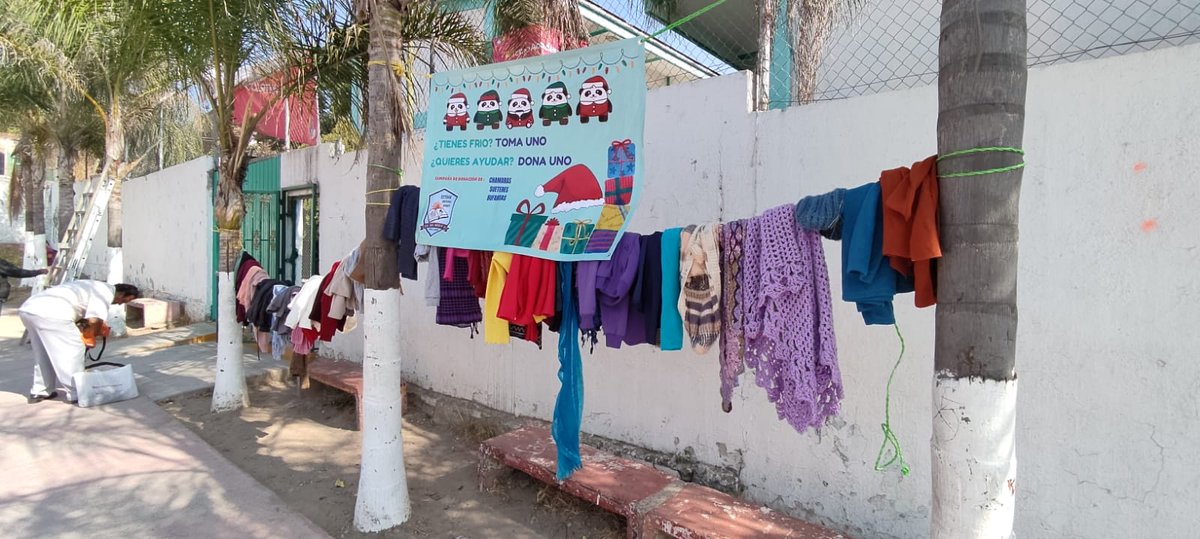 Secundaria39T's tweet photo. Comprometidos con nuestra comunidad llevamos a cabo la campaña de donación de suéteres, cobijas y bufandas. Nuestra intención, ayudar a los más necesitados con un abrigo no solo material, también en lo moral, que sepan que cuentan con el apoyo de la #Sec39 y su colectivo. 🧥❄️❣️ https://t.co/jweiTWKWop