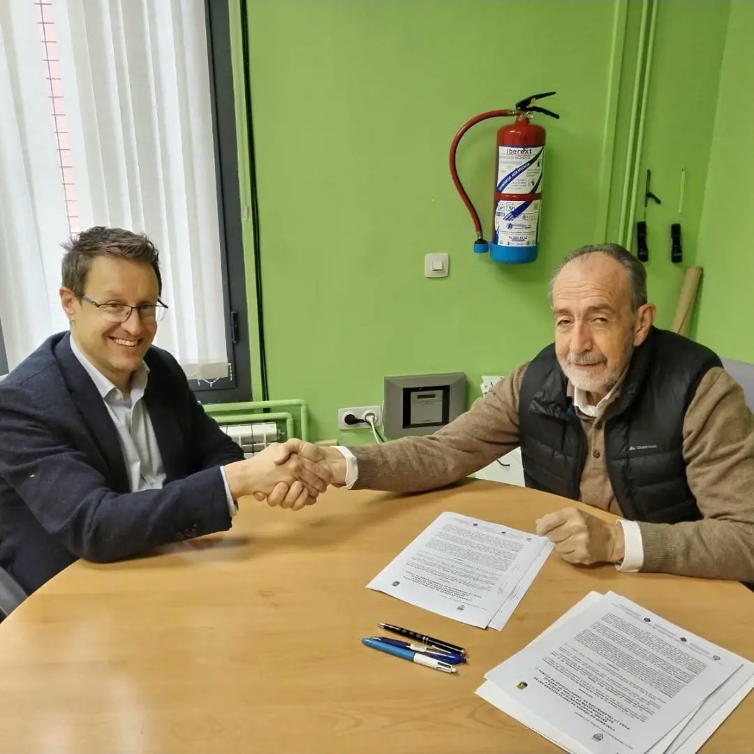 DeportesAlgete's tweet photo. ⚽🤝🏼Esta mañana hemos recibido la visita de @PacoDiezRFFM @Gallardo7Jose @RFFM_oficial en #Algete

Renovamos y reforzamos nuestra colaboración, acogiendo la sede de Benjamines e Infantil femenino.

Gracias por el apoyo!

#AlgeteEsDeporte
#AlgeteActivo🧡
#AlgeteSeMueve💚 https://t.co/hL57XW3SjG
