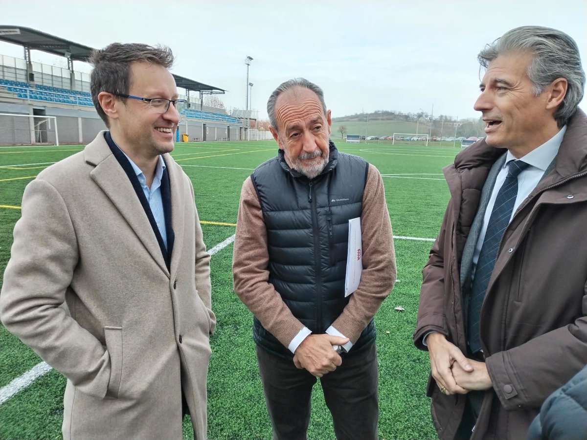 DeportesAlgete's tweet photo. ⚽🤝🏼Esta mañana hemos recibido la visita de @PacoDiezRFFM @Gallardo7Jose @RFFM_oficial en #Algete

Renovamos y reforzamos nuestra colaboración, acogiendo la sede de Benjamines e Infantil femenino.

Gracias por el apoyo!

#AlgeteEsDeporte
#AlgeteActivo🧡
#AlgeteSeMueve💚 https://t.co/hL57XW3SjG
