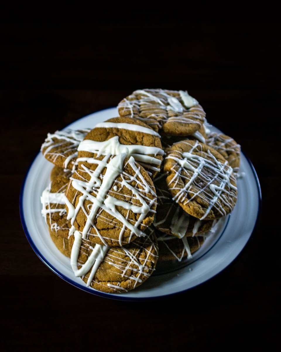 DanielZajic's tweet photo. Freshly baked homemade cookies for my students after they take their anatomy final today @LinfieldUniv. Which would you choose? 

(Left: rum-apricot almond shortbread; Right: white chocolate ginger) 

If you can’t decide, you can have both… https://t.co/BbAs8vPxkp