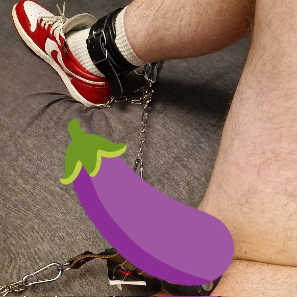 So, what's behind the 🍆? 🤔

#gay #gaysneaker #gaysneakerfetish #gaybdsm #bdsm #nike #AirForce