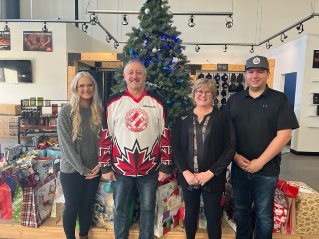 PrairieSkyCC's tweet photo. We are so proud of our community and local businesses! Alpyne Apparel Secret Santa program was another success this year!  Alpyne Apparel, Prairie Sky Chamber of Commerce, Martensville &amp; District Kinsmen and this great community in both Warman,Martensville and the surroundingarea https://t.co/k20DeXJPgG