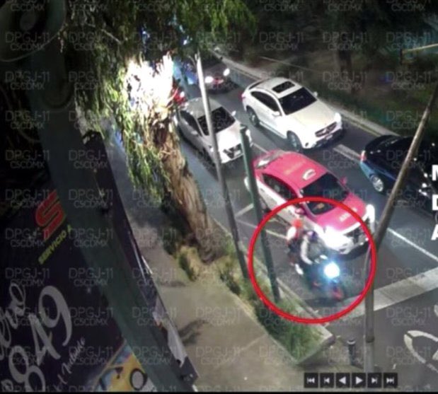 c4jimenez's tweet photo. SE BUSCAN!
Son los sujetos q intentaron matar anoche a @CiroGomezL
Las autoridades saben q lo siguieron desde Grupo Imagen, lo atacaron y huyeron a Edomex.
Las cámaras los grabaron así en su fuga.
Al menos un auto los acompañaba.
@SSC_CDMX y @FiscaliaCDMX continúan su búsqueda. https://t.co/bGHQTd68hK
