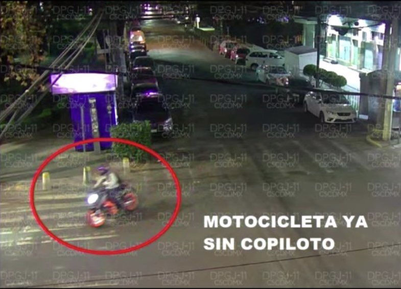 SE BUSCAN!
Son los sujetos q intentaron matar anoche a <a href="/CiroGomezL/">Ciro Gómez Leyva</a>
Las autoridades saben q lo siguieron desde Grupo Imagen, lo atacaron y huyeron a Edomex.
Las cámaras los grabaron así en su fuga.
Al menos un auto los acompañaba.
<a href="/SSC_CDMX/">SSC CDMX</a> y <a href="/FiscaliaCDMX/">Fiscalía CDMX</a> continúan su búsqueda.