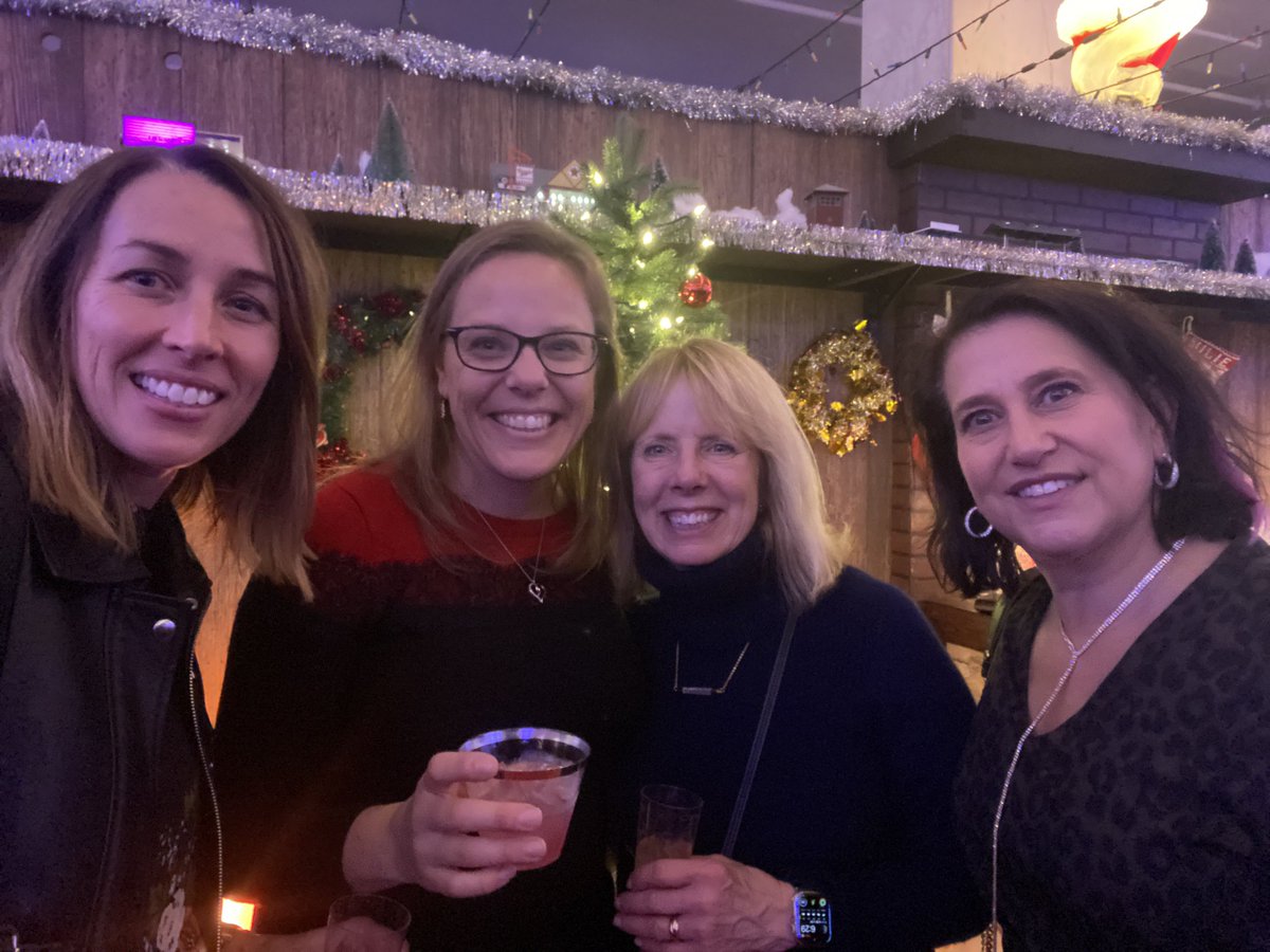tracy_treger's tweet photo. Had a great time celebrating the season with ⁦@CREW_Chicago⁩ Network Liaison committee colleagues #CRE #CREWNetwork https://t.co/lHUTTipKyv