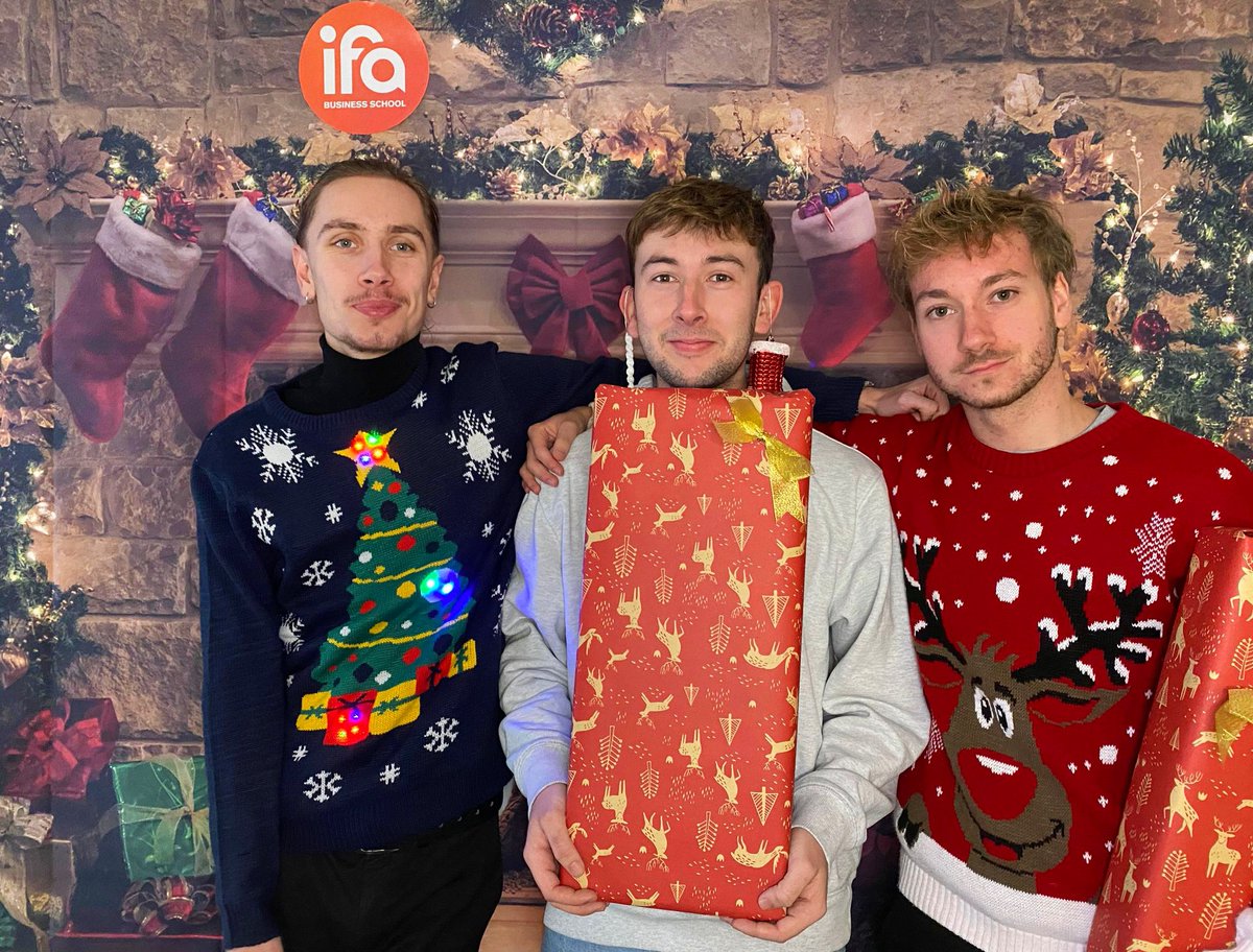 IFA_BS's tweet photo. C'est la journée internationale du pull de Noël ! 🧶

Nos stagiaires ainsi que toute l'équipe IFA ont sorti leurs plus beaux pulls de Noël pour cette journée spéciale. 🎅

Pour découvrir les plus beaux pulls 👉 https://t.co/2uV8KzJ1gu https://t.co/Glza1uPhwk