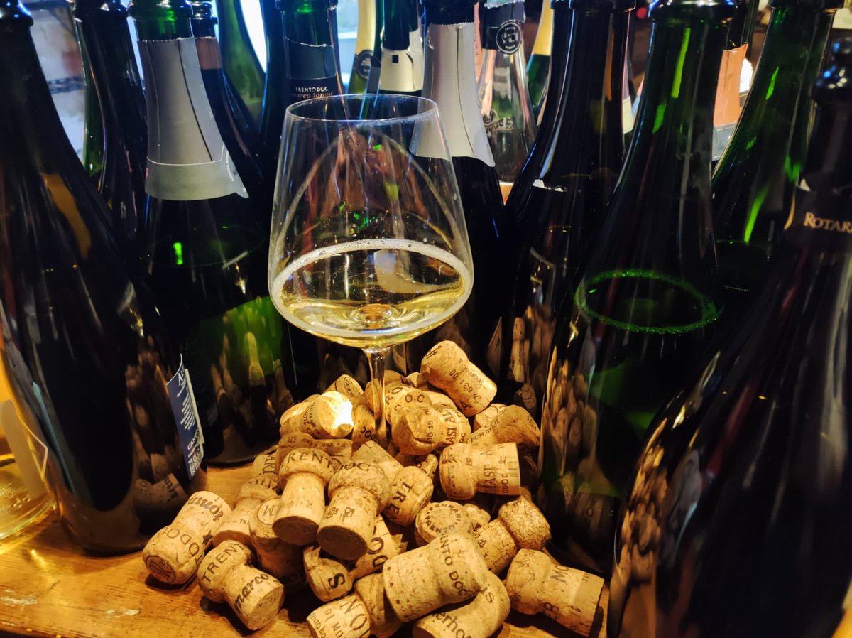 Il protagonista de “I Quaderni di WineNews” (che uscirà domani, 17 dicembre, ore 14) saranno le #bollicine di #montagna #Trentodoc, con gli assaggi dello staff #WineNews, con #commenti sul #territorio e le immancabili incursioni su #ristorante, #cantina e #prodottolocale