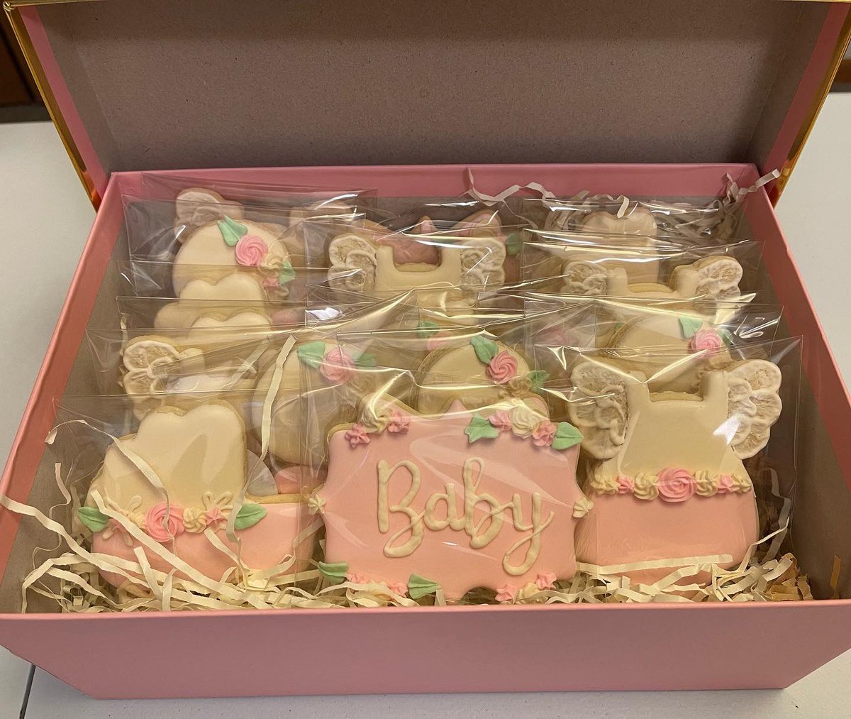 Cookiebaker219's tweet photo. Absolutely loved creating this set for the upcoming arrival of a sweet baby girl! 💗 She’ll be joining her two sweet big sisters! 🥰 #sugarcookies #babygirlcookies #customsugarcookies https://t.co/GOi0u6HM8u