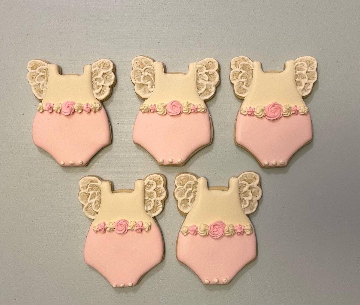Cookiebaker219's tweet photo. Absolutely loved creating this set for the upcoming arrival of a sweet baby girl! 💗 She’ll be joining her two sweet big sisters! 🥰 #sugarcookies #babygirlcookies #customsugarcookies https://t.co/GOi0u6HM8u