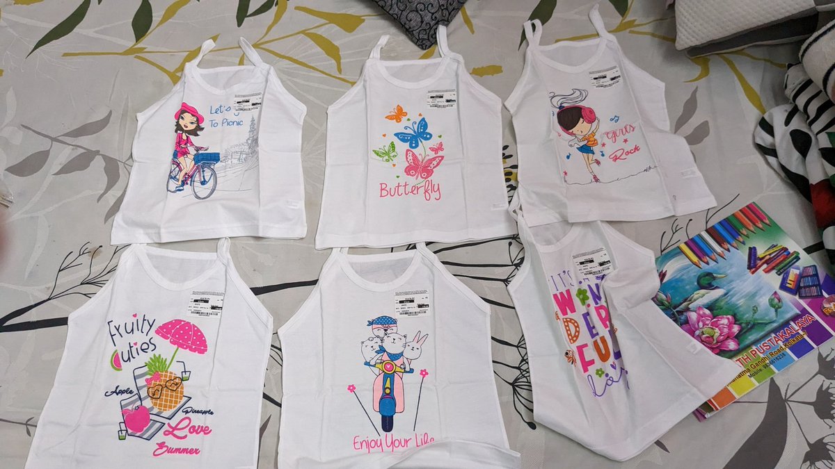 sumitskj's tweet photo. @amazonIN @amazon You give a different colour product from the one listed on your website and customer support does not if acknowledge the mistake #pathetic . See images for yourself. Do they look the same https://t.co/yKxE8CioVR