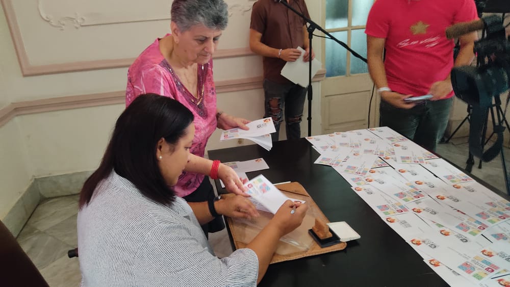 MayraArevich's tweet photo. Con el amor y el orgullo que sentimos por nuestros jóvenes universitarios, protagonistas en la historia, el presente y el futuro de la Revolución, hoy realizamos cancelación de sello conmemorativo por los 100 años de la @FeuCuba.  #RevolucionandoLaFeu https://t.co/8dJlaUdHkR