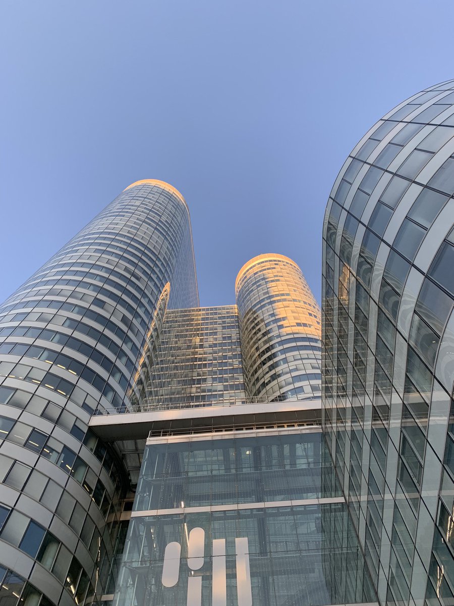 Quand on travaille à La Défense,il y a le matin et le soir … <a href="/LefebvreDalloz/">Lefebvre Dalloz</a> <a href="/LefebvreSarrut/">Lefebvre Sarrut</a> #akora