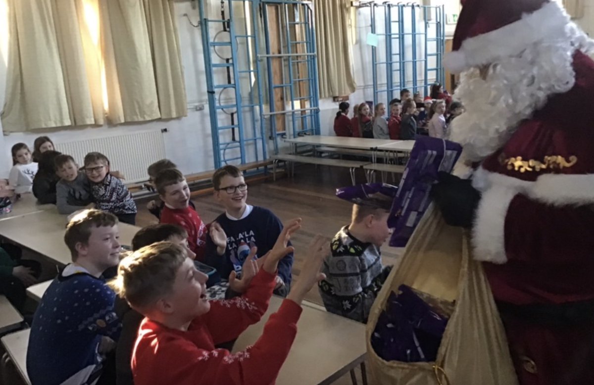 The festivities continued to flow on our final school day of 2022; look at who stopped by to treat the children to a selection box each!  The cheeky Grinch was also on hand to add some Christmas mischief😁