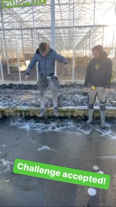 dumpert's tweet image. Wie gaat er helemaal wak? #challenge #ijs #springen #wak #links #rechts instagr.am/reel/CmO5Nlxvp…