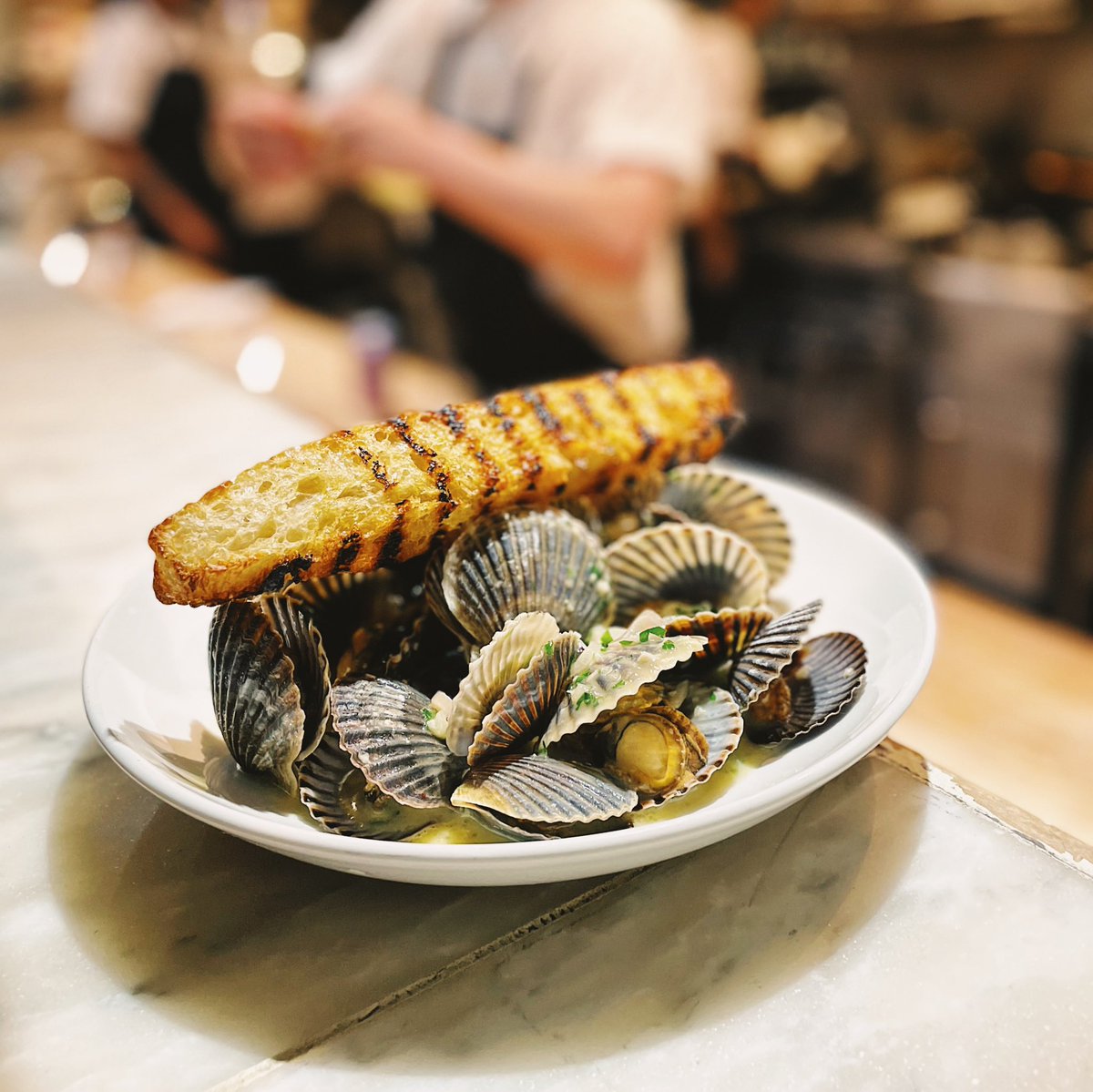 Chuck Hughes (@chefchuckhughes) on Twitter photo Pétoncles de baie. échalotes. ail. vin blanc. beurre. || Bay Scallops. shallots. garlic. white wine. butter.
Réservations: gardemanger.ca
<a href="/gardemangerMTL/">Garde Manger</a> Pétoncles de baie. échalotes. ail. vin blanc. beurre. || Bay Scallops. shallots. garlic. white wine. butter.
Réservations: gardemanger.ca
<a href="/gardemangerMTL/">Garde Manger</a>