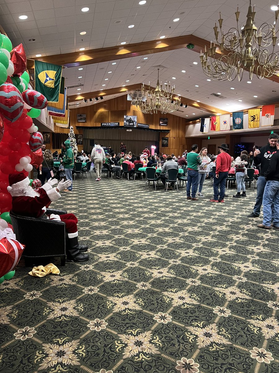 18thMuleskinner's tweet photo. Great times at the RSS Holiday Party! Support the Line! @3dUSCAV https://t.co/GE5lG8BVuZ